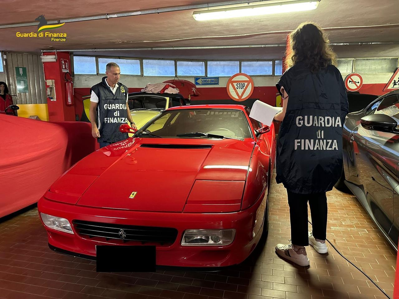 Autoriciclaggio e ristoranti, maxi sequestro a Firenze (tra cui due Ferrari) – Video