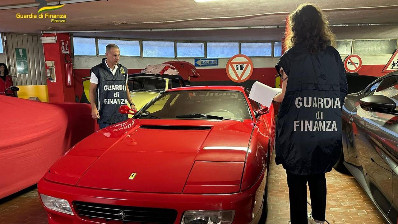 Autoriciclaggio e ristoranti, maxi sequestro a Firenze (tra cui due Ferrari) – Video