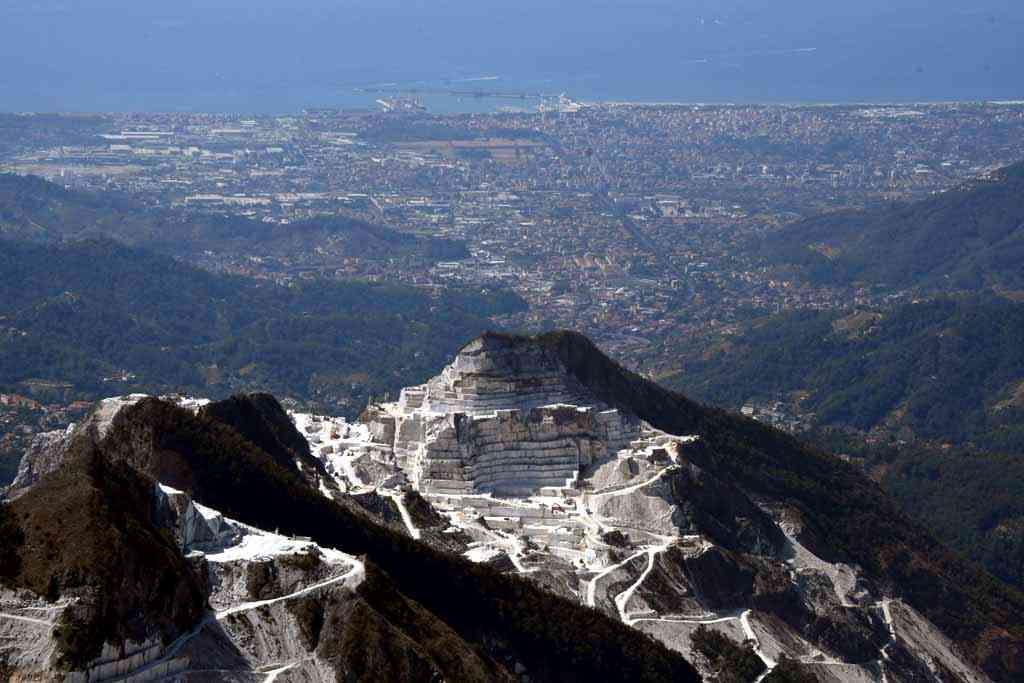 Carrara, stop ai lavori all’aperto se fa troppo caldo