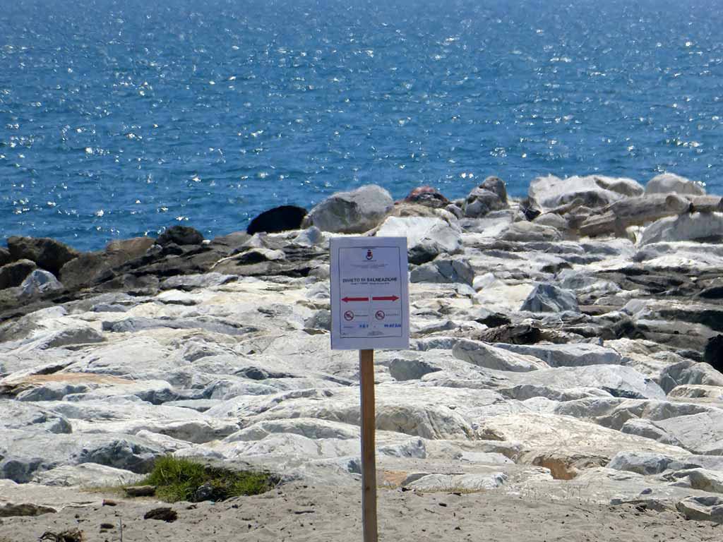 
	Il cartello che indica l'ordinanza in una spiaggia di&nbsp;Massa


