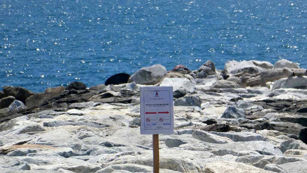 Il cartello che indica l'ordinanza in una spiaggia di Massa