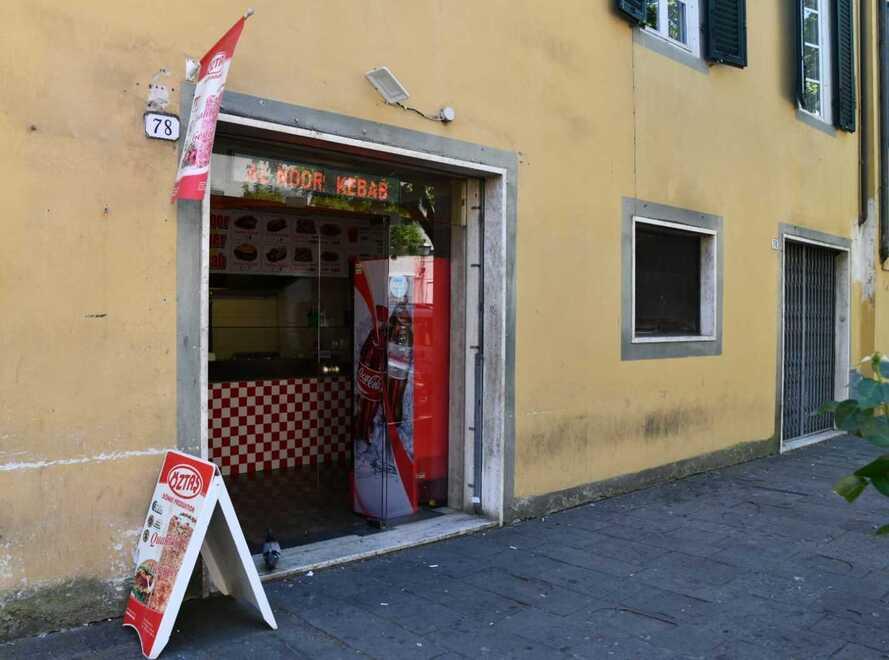Lucca, preso a pugni da quatro minorenni perché non gli ha servito alcolici<br>
