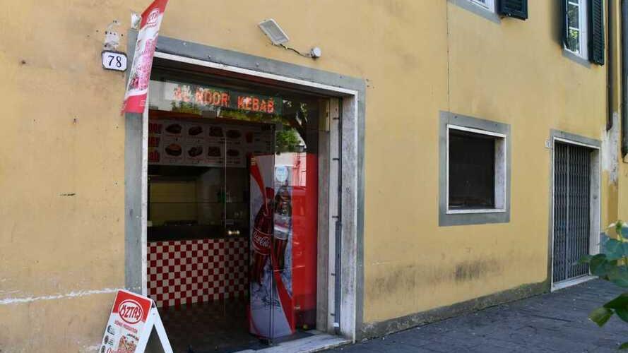 Lucca, preso a pugni da quatro minorenni perché non gli ha servito alcolici<br>
