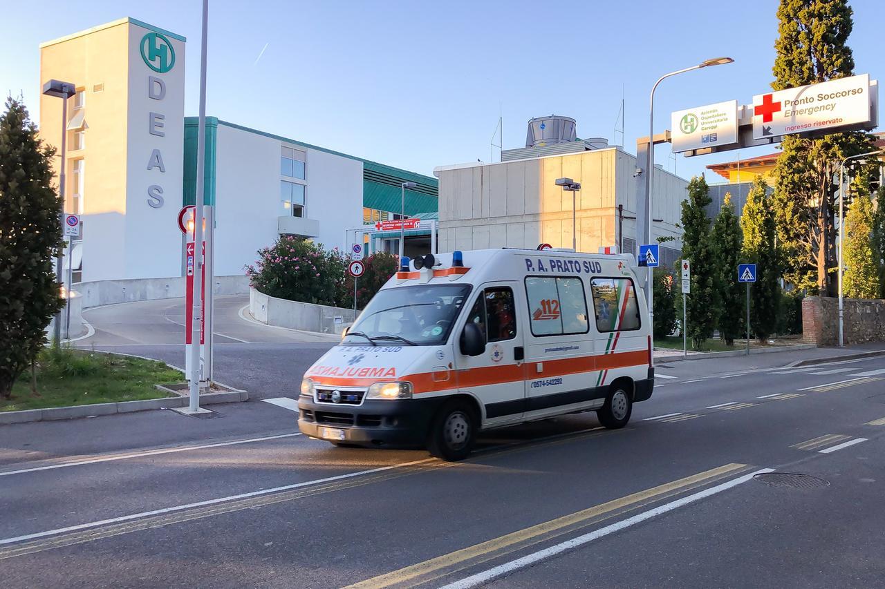 Viareggio, a 22 anni rischia di perdere una mano: stava tagliando il legno in un cantiere in Darsena