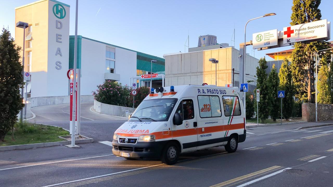 Viareggio, a 22 anni rischia di perdere una mano: stava tagliando il legno in un cantiere in Darsena