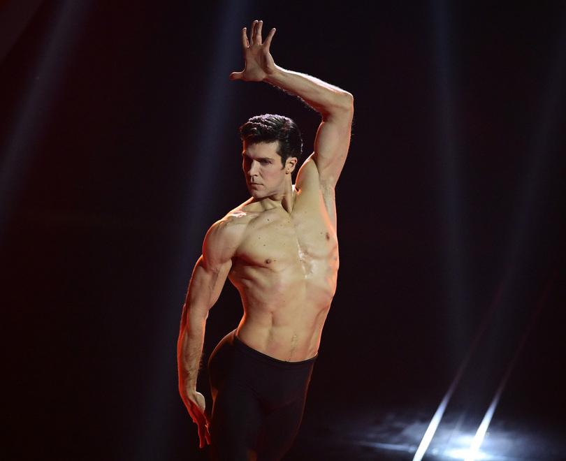 La danza di Roberto Bolle a Tharros sulle note composte da  Gavino Murgia 