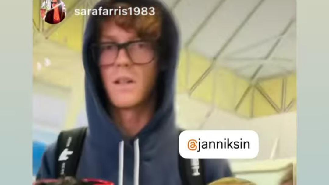 Jannik Sinner è in Sardegna: il campione avvistato all’aeroporto di Olbia