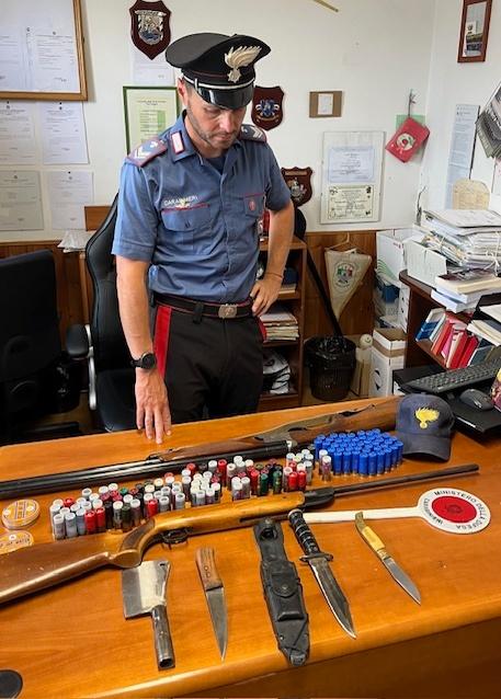 Annaffia il giardino e il vicino di casa lo minaccia col fucile: «Fai troppo rumore»