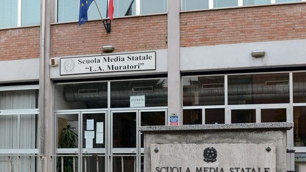 Cadono calcinacci durante la lezione