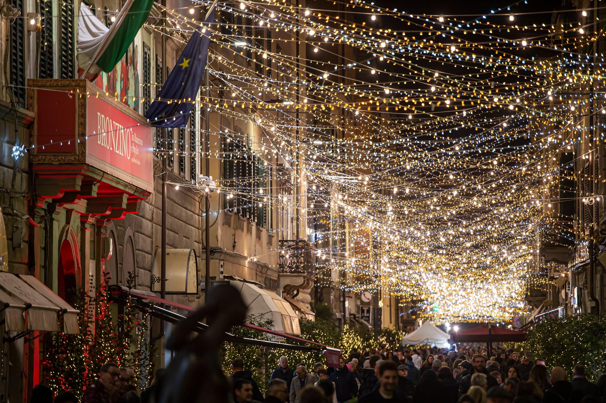 Pontedera, danneggiò le luminarie di Natale: «Chiedo scusa a tutti, vi spiego perché l’ho fatto»