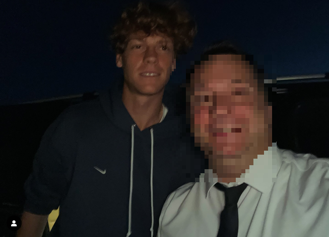 Dopo l’addio a Wimbledon, Jannik Sinner sceglie la Sardegna per le sue vacanze con Anna Kalinskaya: nuove immagini