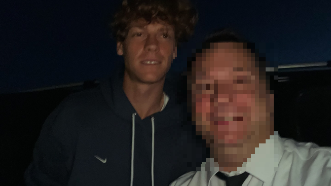 Dopo l’addio a Wimbledon, Jannik Sinner sceglie la Sardegna per le sue vacanze con Anna Kalinskaya: nuove immagini