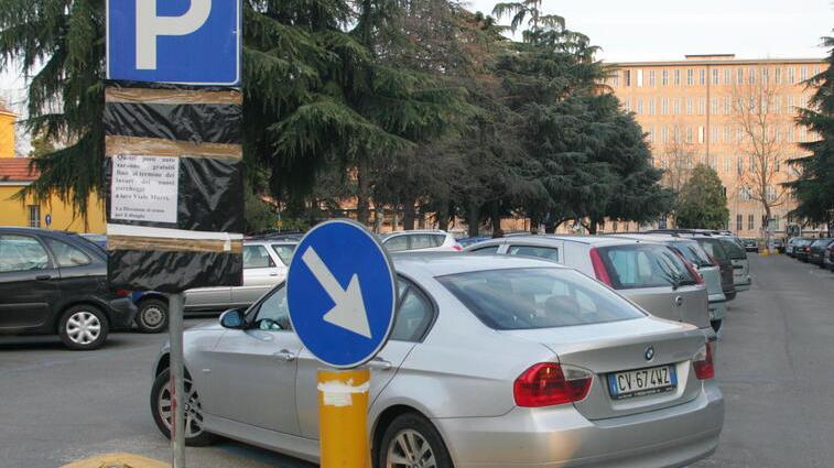 La Fials Reggio Emilia alza la voce sui parcheggi «Inaccettabile pagare all’ospedale»