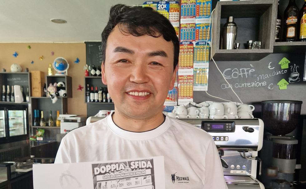 Reggio Emilia, gioca al Gratta e Vinci e vince 100mila euro. Festa al Moulin Rouge