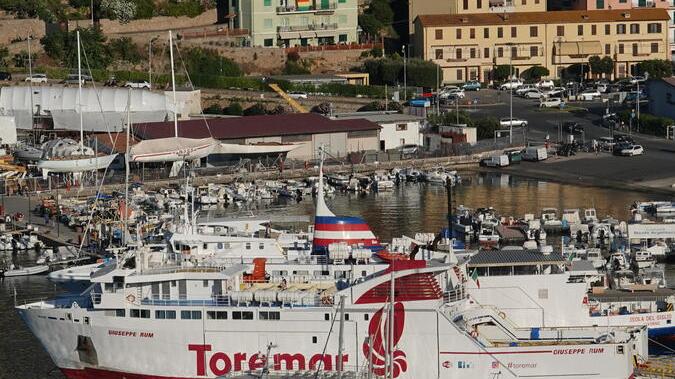 Elba, caos traghetti e turisti bloccati: scatta lo sciopero di domenica, ecco perché Toremar non viaggerà