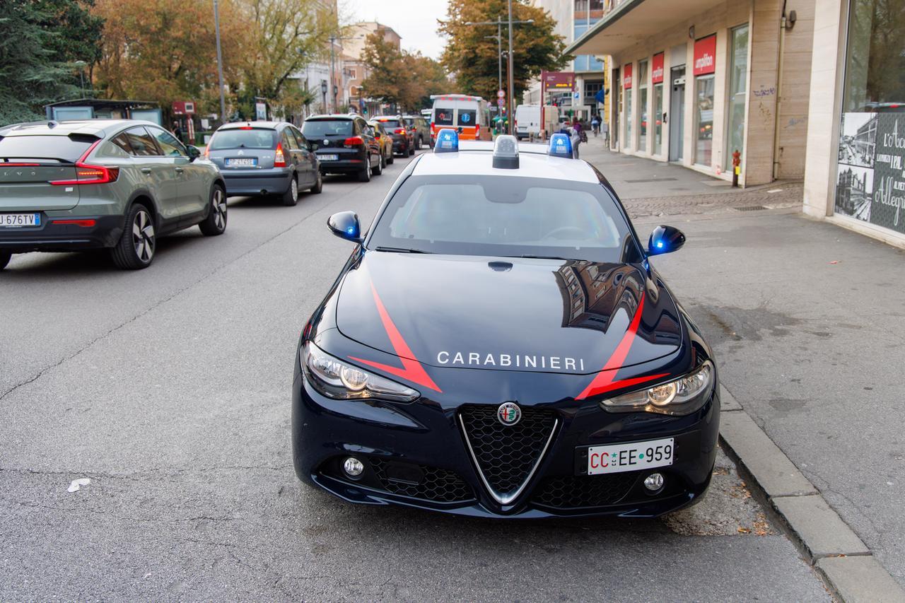 Modena, 50enne si suicida dopo il ricatto erotico: un uomo arrestato dai carabinieri