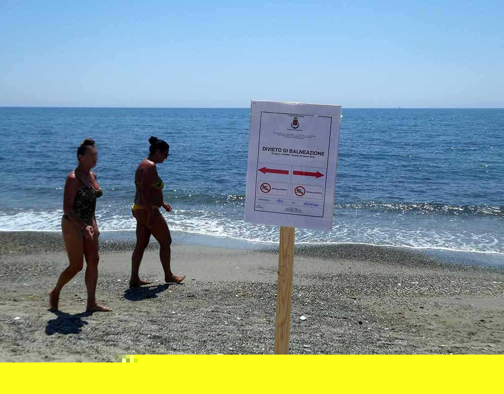 Marina di Massa, il divieto di balneazione fa arrabbiare i bagni: «In troppi coinvolti per un solo prelievo»