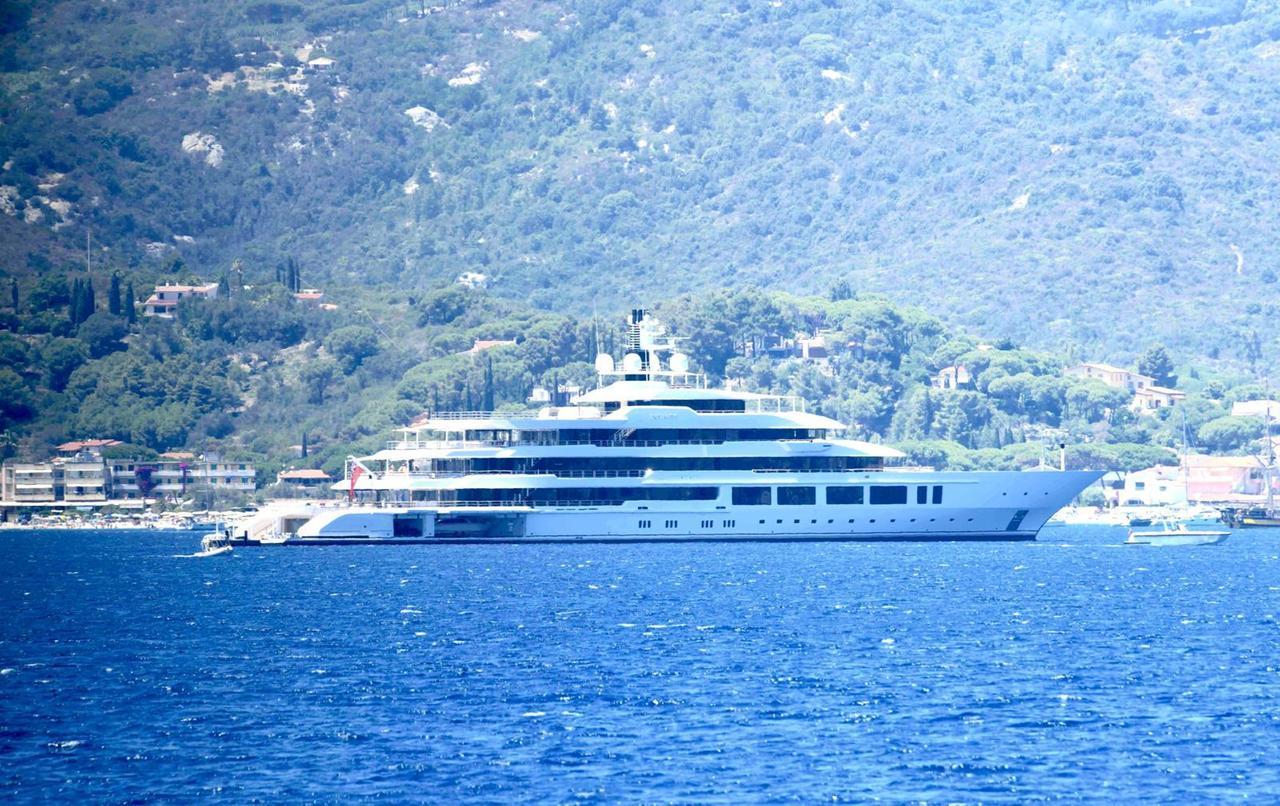 Il giga yacht Infinity nella baia di Naregno all'isola d'Elba (foto Giò di Stefano)