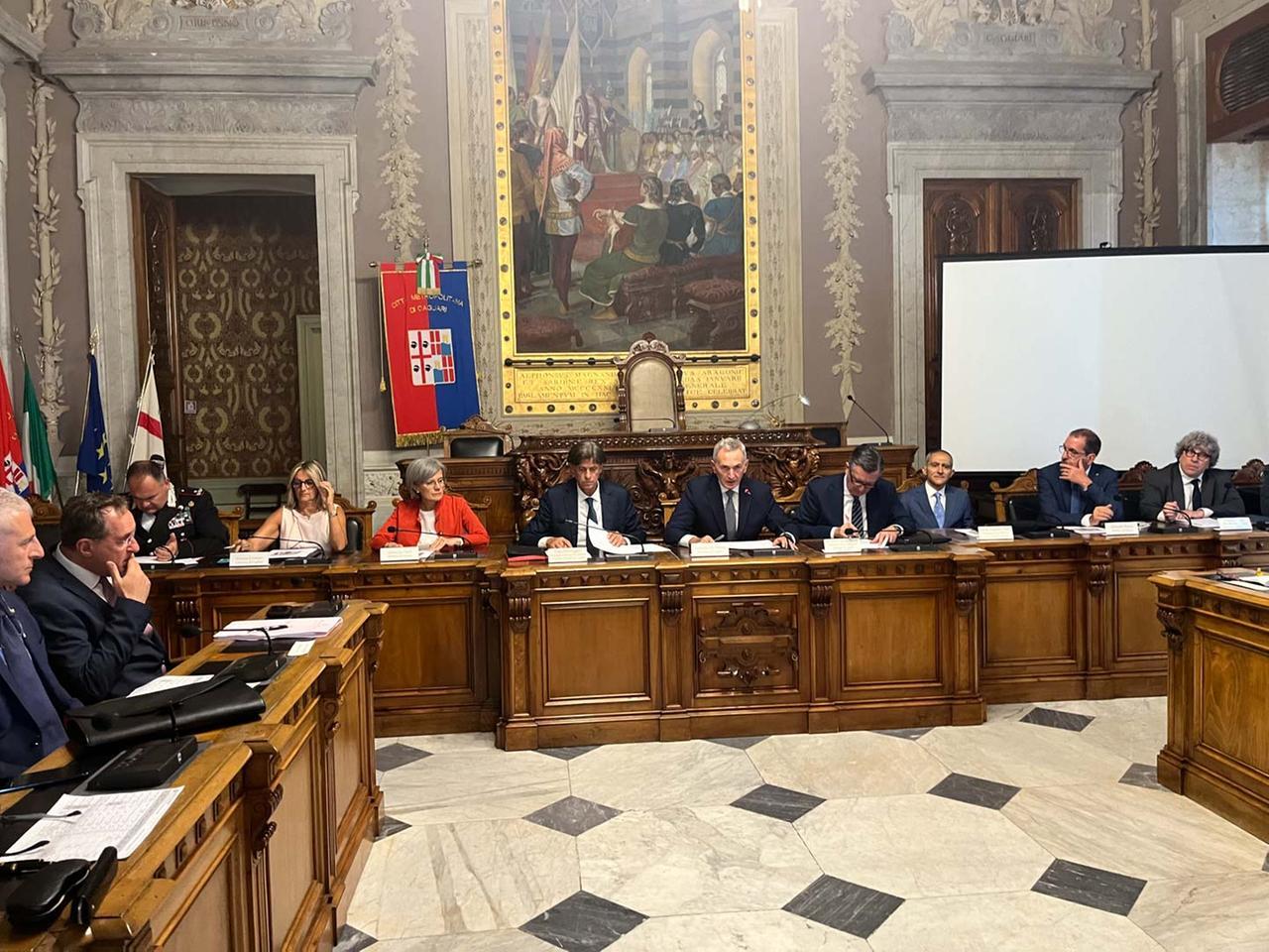 
	I partecipanti alla conferenza indetta dal Prefetto di Cagliari De Matteis

