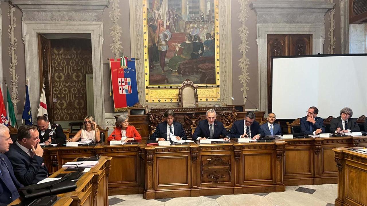 I partecipanti alla conferenza indetta dal Prefetto di Cagliari De Matteis