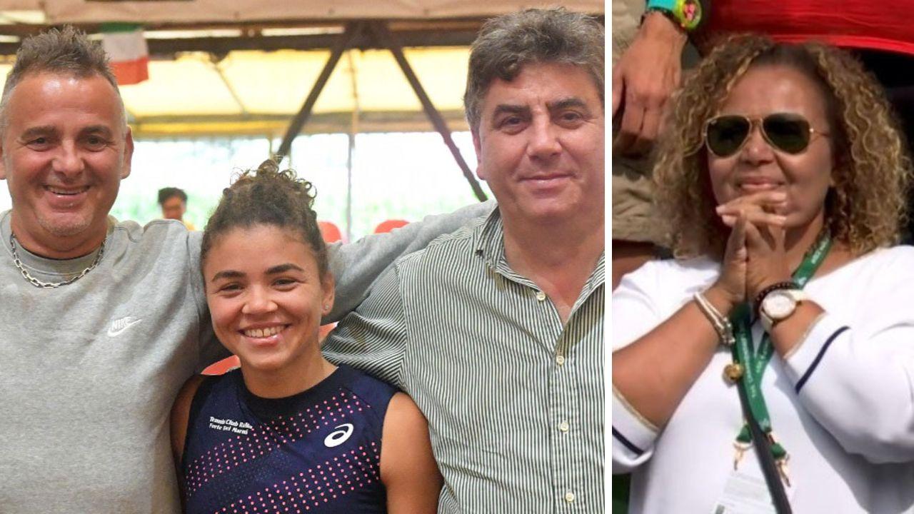 
	La madre di Jasmine, poi a lato la tennista&nbsp;tra lo zio Adriano e il padre (a destra)

