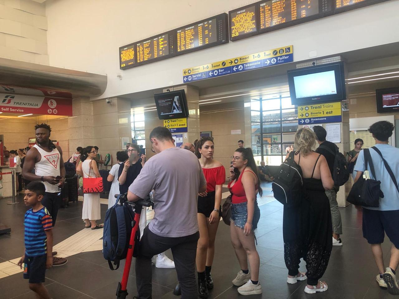 Scontro tra treni a Parma: bloccata la linea ferroviaria Bologna-Piacenza, passeggeri fermi a Reggio Emilia