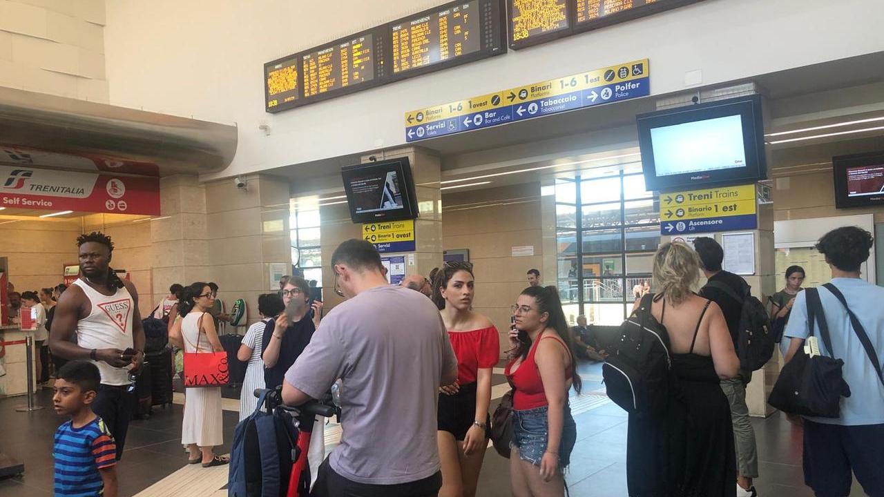 Scontro tra treni a Parma: bloccata la linea ferroviaria Bologna-Piacenza, passeggeri fermi a Reggio Emilia