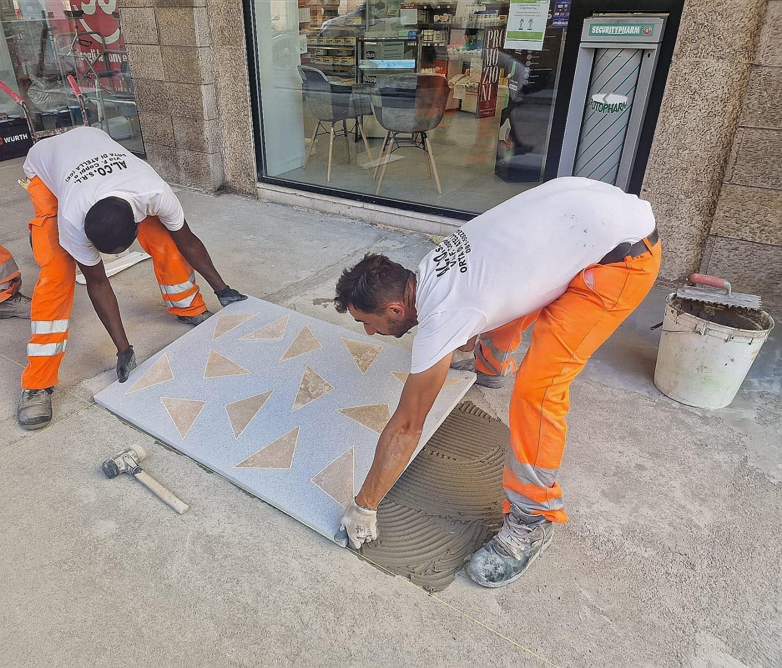 Livorno, ecco la Nuova Palladiana in via Grande: tra gli operai durante la posa<br>
