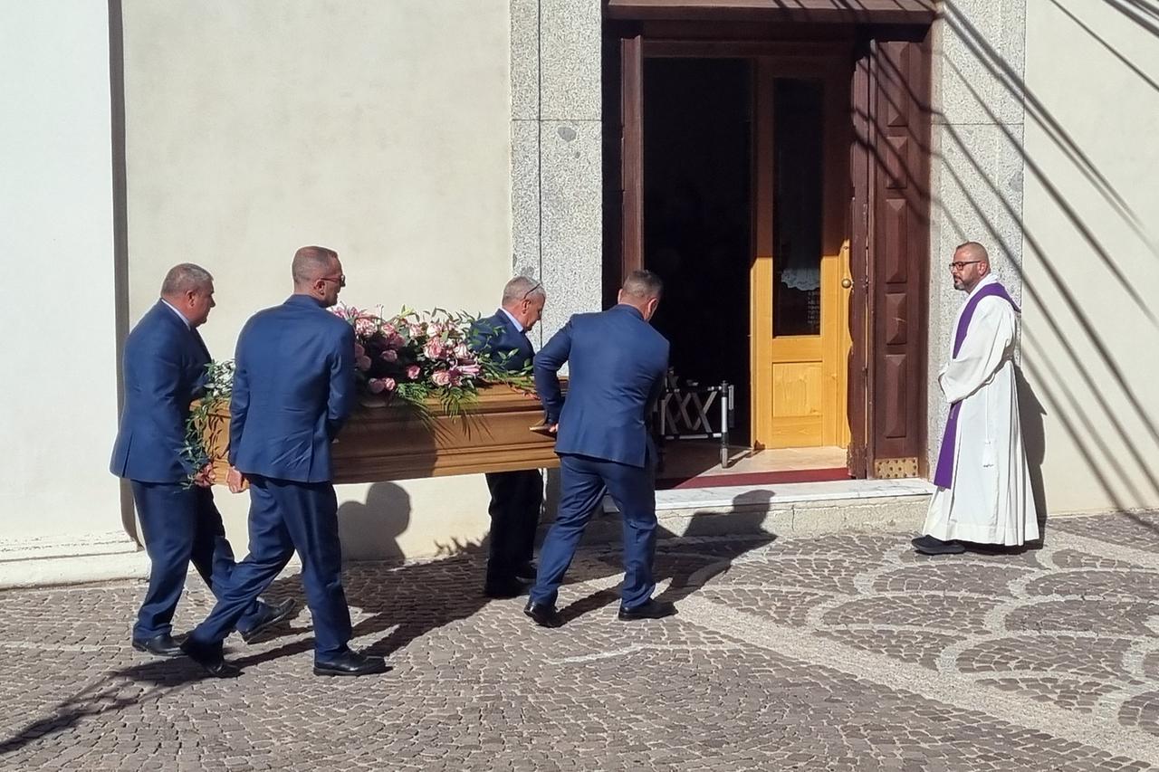 
	I funerali di Vincenzo Beniamino Marongiu ad Arzana (foto Massimo Locci)


