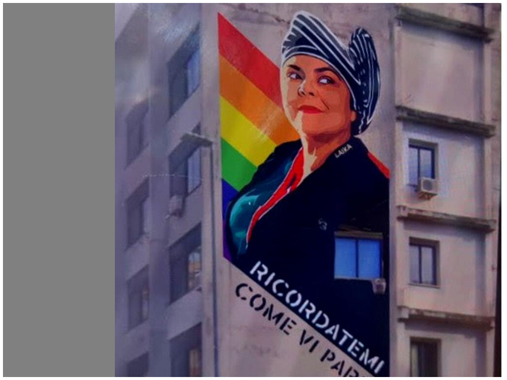 Michela Murgia sorride nel quartiere romano di Centocelle: un grande murale per ricordare la scrittrice sarda