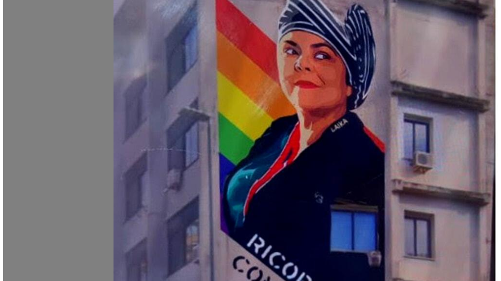 Michela Murgia sorride nel quartiere romano di Centocelle: un grande murale per ricordare la scrittrice sarda