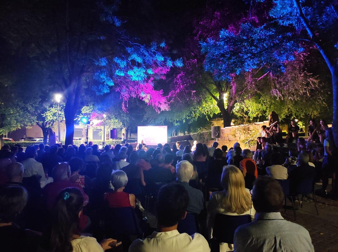 
	La folla presente a una serata delle passate edizioni del festival letterario di Perdasdefogu

