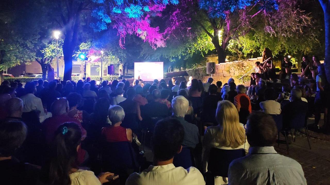La folla presente a una serata delle passate edizioni del festival letterario di Perdasdefogu