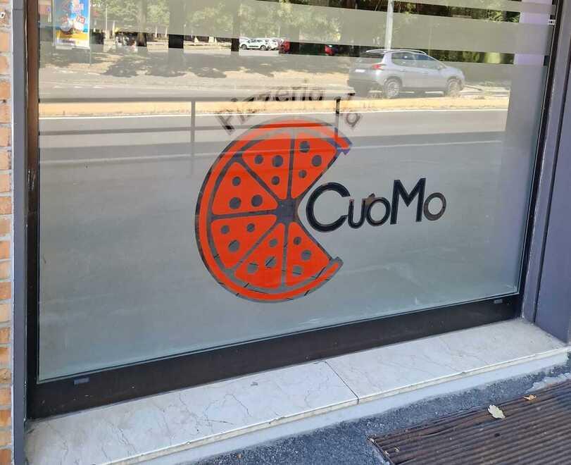 Spaccano il vetro col tombino, furto alla pizzeria Da Cuomo