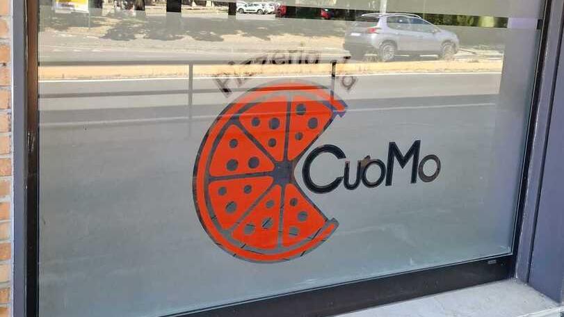 Spaccano il vetro col tombino, furto alla pizzeria Da Cuomo