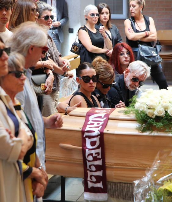 Tifosi e vecchi compagni in lacrime per l’ultimo saluto a Guerra