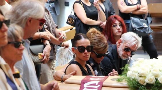 Tifosi e vecchi compagni in lacrime per l’ultimo saluto a Guerra