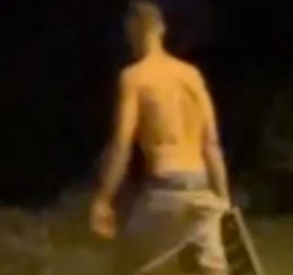 Bibbiano, col tombino in ghisa semina il panico, i residenti lo bloccano