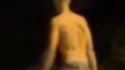 Bibbiano, col tombino in ghisa semina il panico, i residenti lo bloccano