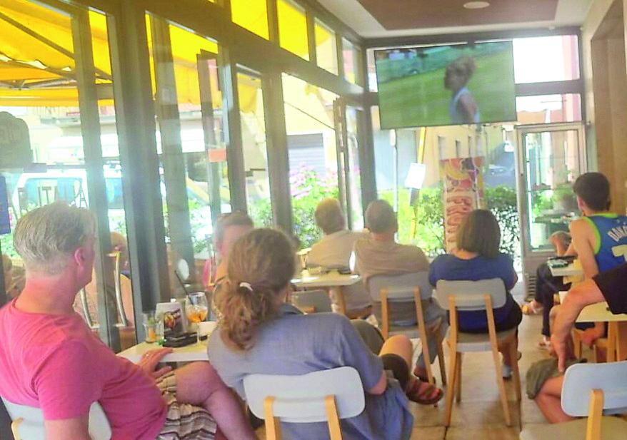 
	Un gruppo di tifosi al bar Italia

