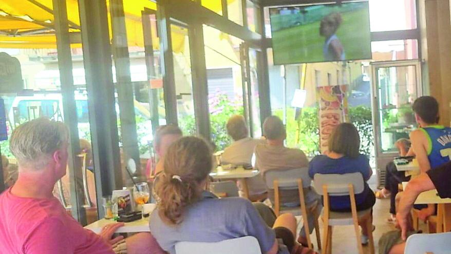 Un gruppo di tifosi al bar Italia