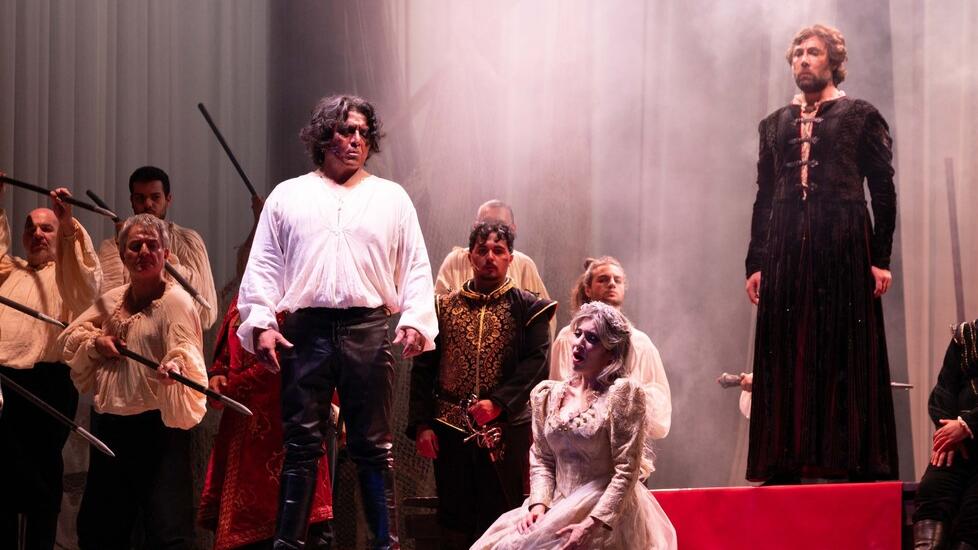 Sassari, folla per la prova generale in costume: torna la lirica in piazza d’Italia