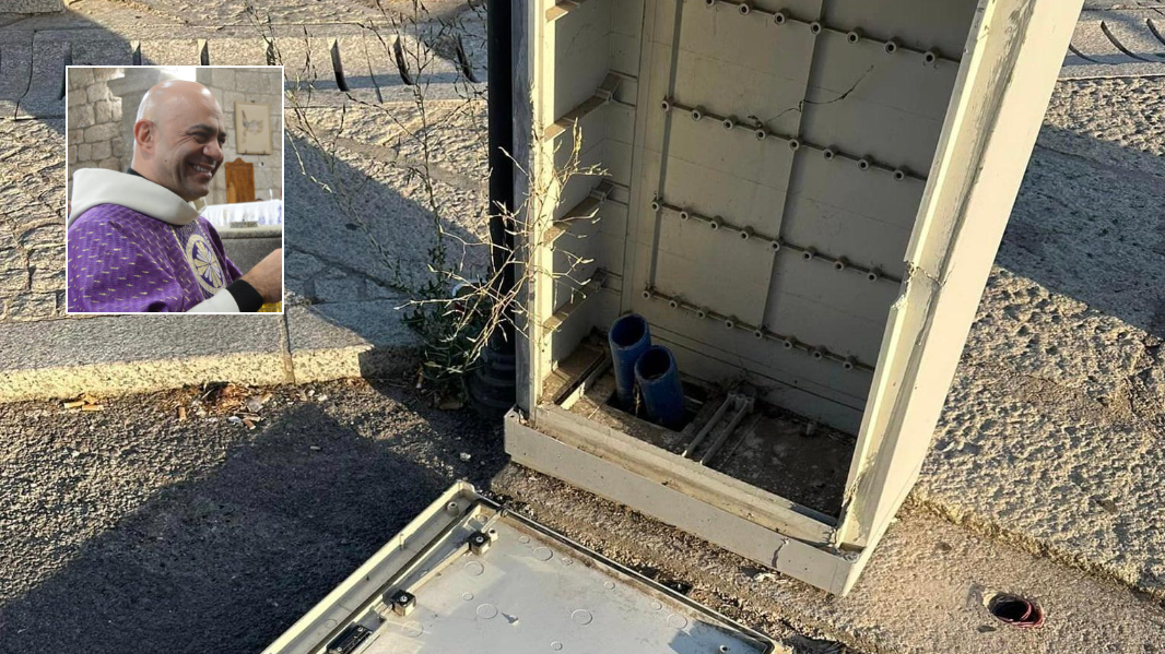 Don Tamponi e uno dei danni causati dai vandali 