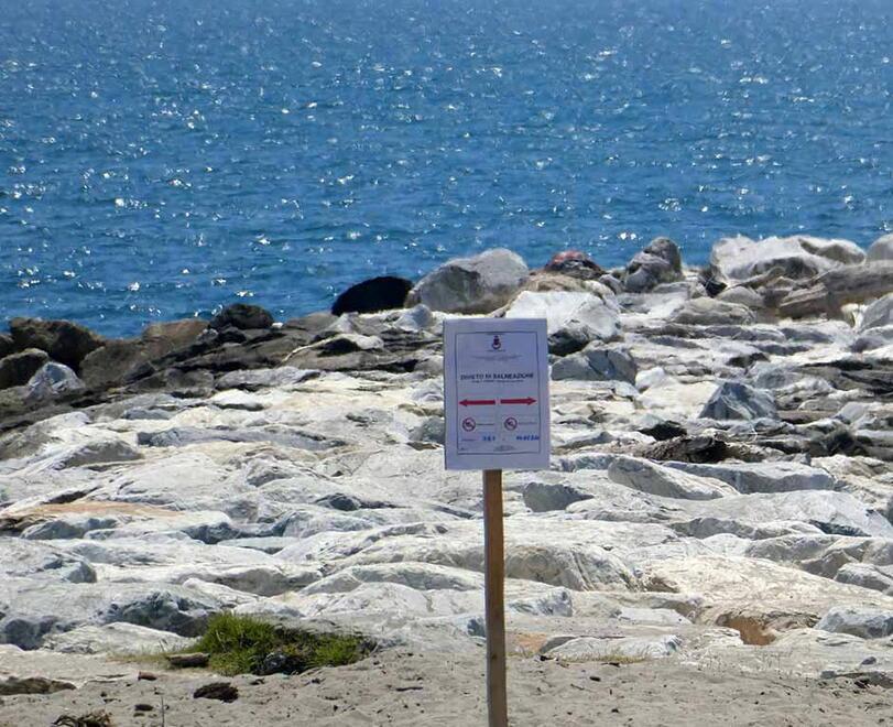 Marina di Massa, bagni ancora off limits per escherichia coli: l’ordinanza e i divieti