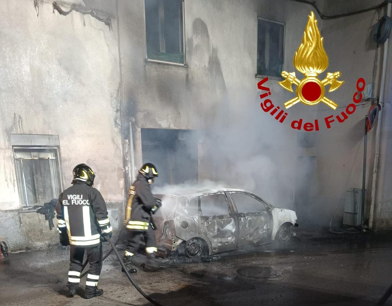 Tula, a fuoco l’auto parcheggiata davanti a casa: intossicato il proprietario