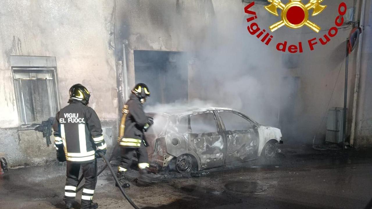 Tula, a fuoco l’auto parcheggiata davanti a casa: intossicato il proprietario
