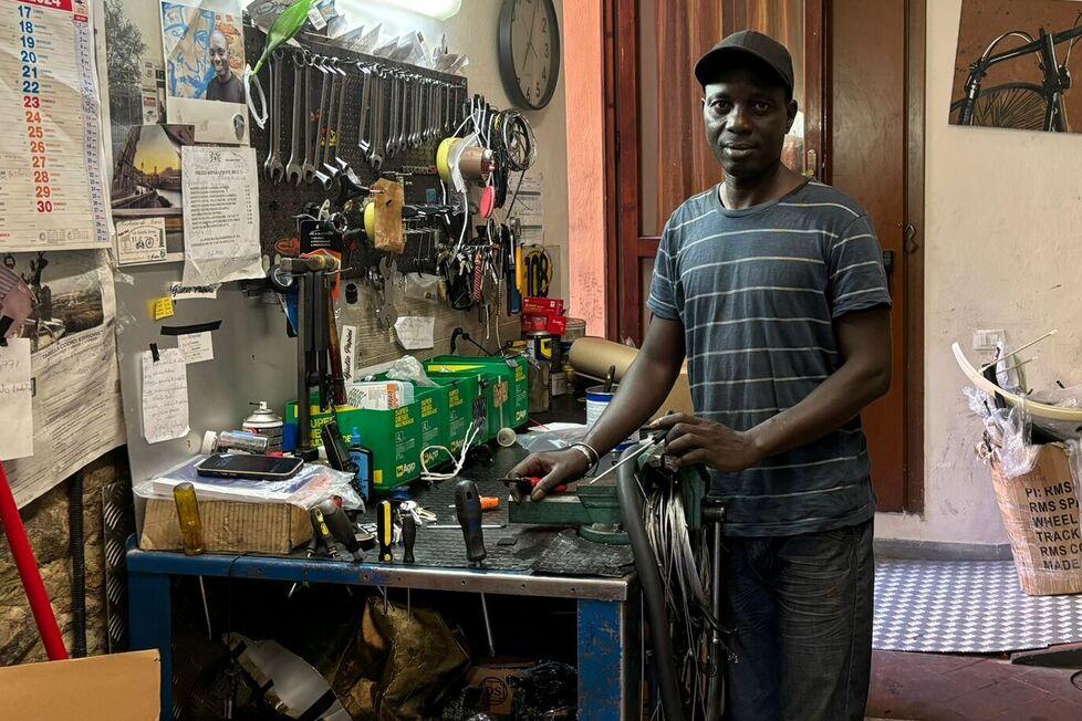 
	Ibrahima Dieng nell'officina in cui lavora sul lungarno Pacinotti

