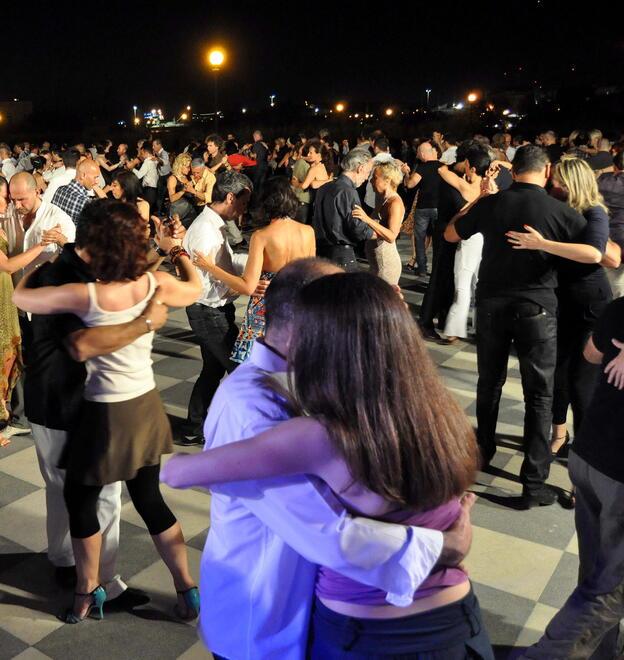 Un giro di tango e solidarietà, alla Terrazza Mascagni di Livorno c’è la Milonga<br>
