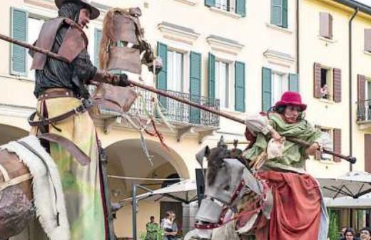Modena, il cavaliere errante Don Chisciotte percorre le vie del centro