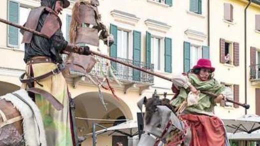 Modena, il cavaliere errante Don Chisciotte percorre le vie del centro